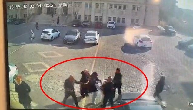 Adliye önünde akrabaların kavgası kamerada