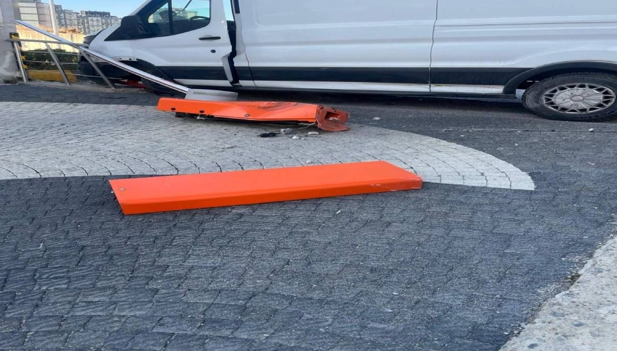 Başakşehir’de feci kaza: Kamyonet kaldırımda bekleyenlere çarptı