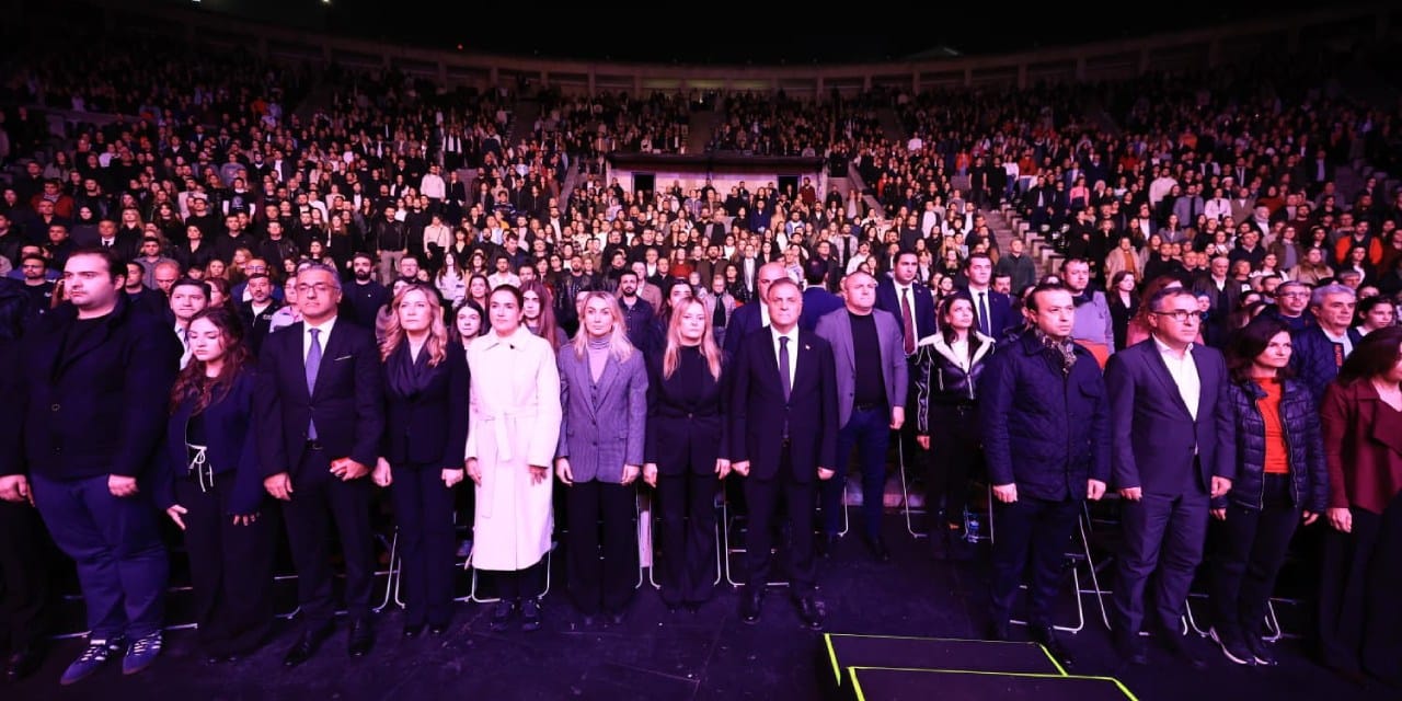 “Atatürk’e armağan şarkılar” konseri geliri İstanbul Vakfı’na bağışlandı