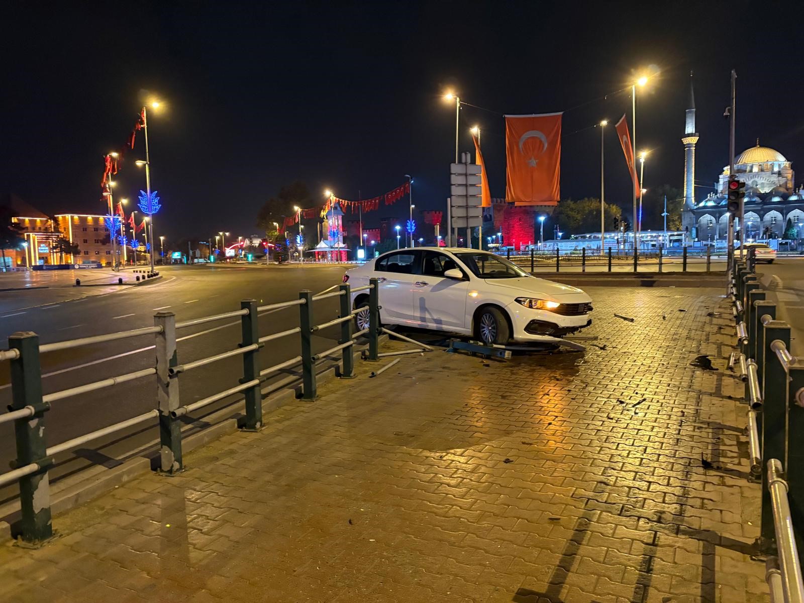 Direksiyon başında uyuyan sürücü bariyerlere girdi