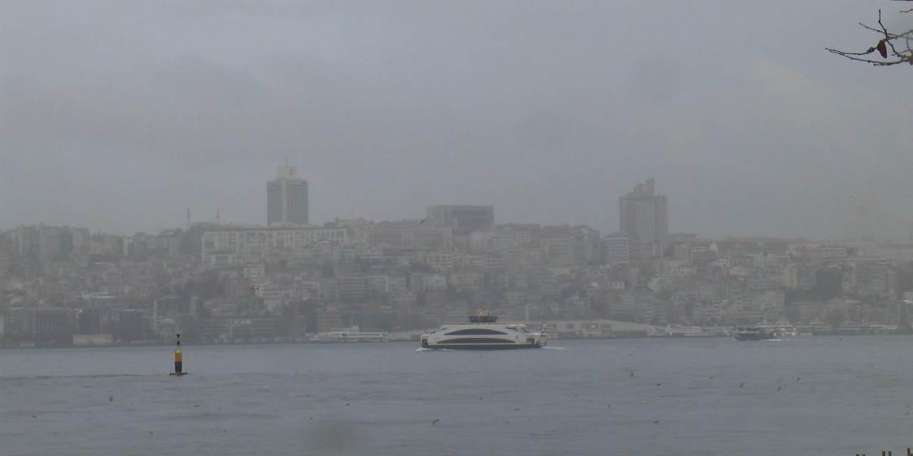 İstanbul’da yağmur bardaktan boşalırcasına yağdı: Göz gözü görmedi!