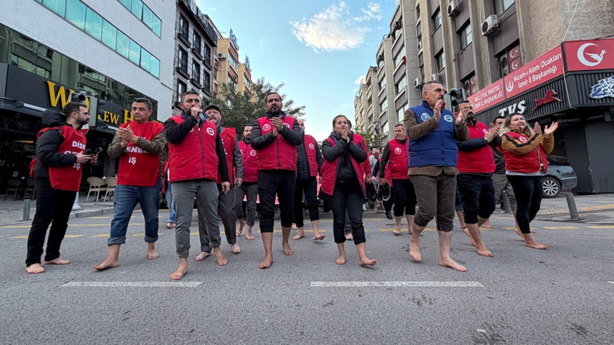 İzmir Büyükşehir Belediyesi işçilerinden çıplak ayaklı eylem
