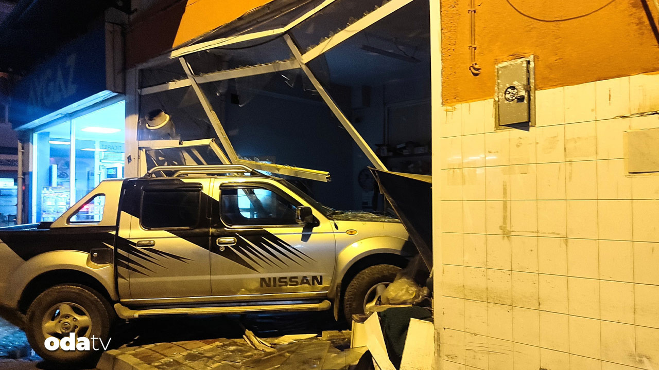 İzmir’de pikap depoya girdi