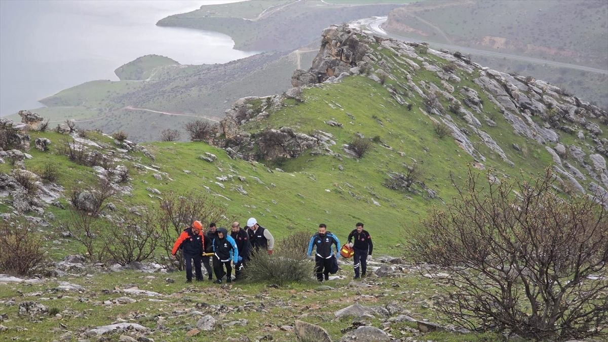 Siirt’te Kayalıklardan Düşen Vatandaş Ekipler Tarafından Kurtarıldı