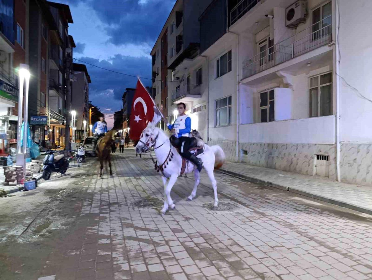 Selendi’de Coşkulu Cirit Atlı Fener Alayı Kutlaması
