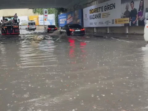 Istanbulda saganak hayati olumsuz etkiledi zincirlikuyu alt gecidi su altinda nazcsXvR